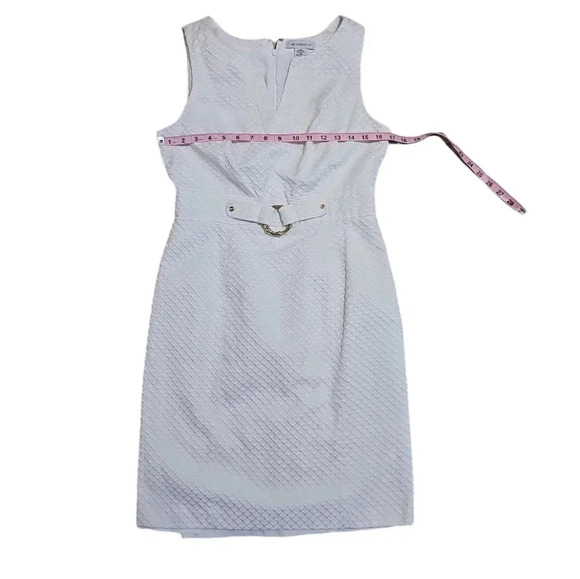 Liz Claiborne Size 10 White Jacquard Sheath Dress Gold Belt Accent Jackie O MOD - Picture 5 of 6